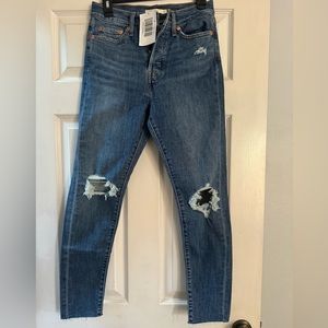 NWT Levi’s wedgie skinny jeans in a medium blue wash distressed with raw hem